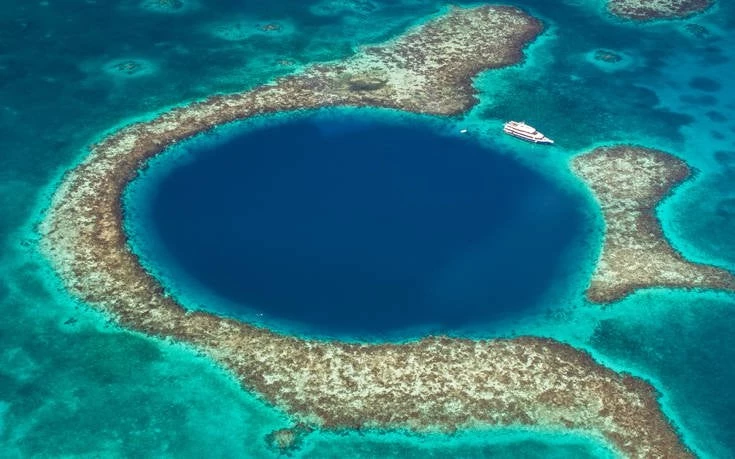 Βούτηξαν στη μυστηριώδη θαλάσσια τρύπα του Μπελίζ και δείτε τι βρήκαν (βίντεο)